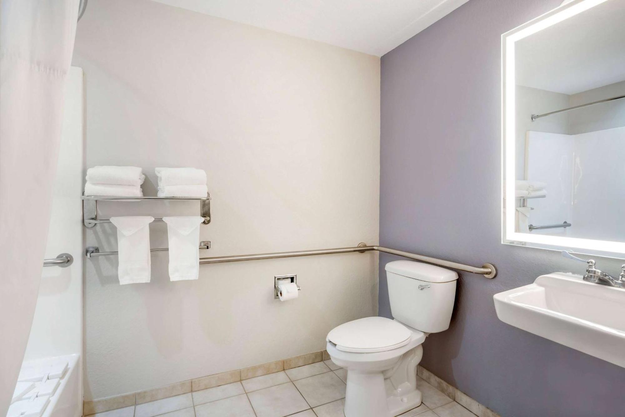 Microtel Inn & Suites By Wyndham Brooksville Ridge Manor Extérieur photo